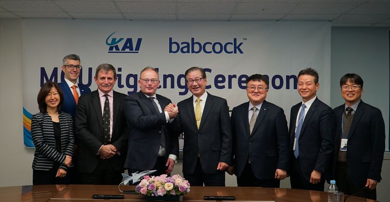 KAI와 Babcock이 MOU 체결 후 단체 기념사진을 촬영하고 있다.(사진=KAI)