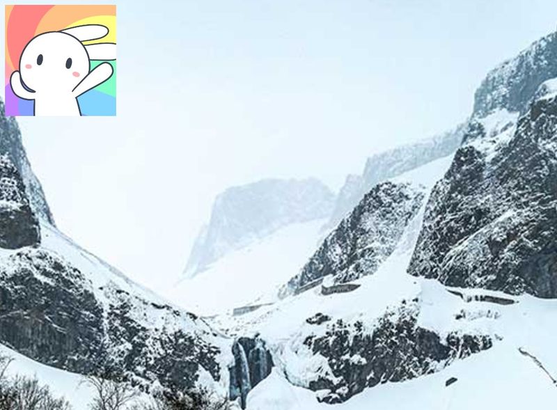 비룡폭포. 5월인데도 주변이 온통 눈과 얼음으로 뒤덮여 있는데 지열로 인해 연중 얼지 않는다.