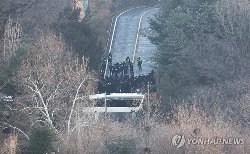 ◇고위공직자범죄수사처(공수처)와 경찰이 윤석열 대통령에 대한 2차 체포영장 집행에 나선 지난 1월 15일 용산구 한남동 대통령 관저에서 경찰 병력이 2차 저지선을 넘어 진입하고 있다. 2025.1.15. 연합뉴스.
