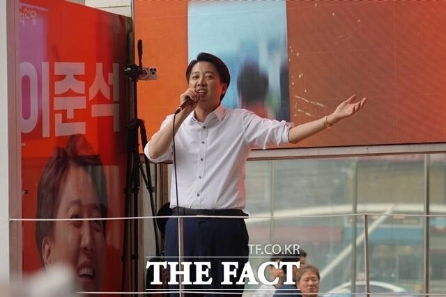 이준석 개혁신당 대선 후보가 2일 오후 경북 경산시 영남대학교 유세 현장에서 연설을 하고 있다. /개혁신당