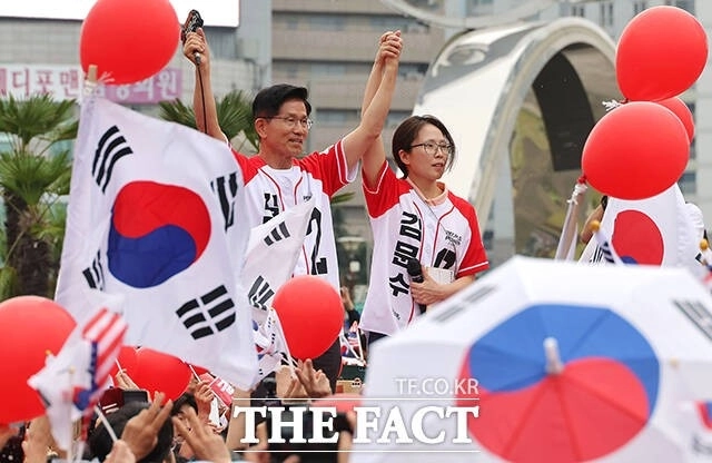 김문수 국민의힘 대선 후보가 2일 오후 대구 동구 동대구역 광장에서 열린 집중유세에서 딸 김동주 씨와 지지를 호소하고 있다. /뉴시스