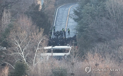 ◇고위공직자범죄수사처(공수처)와 경찰이 윤석열 대통령에 대한 2차 체포영장 집행에 나선 지난 1월 15일 용산구 한남동 대통령 관저에서 경찰 병력이 2차 저지선을 넘어 진입하고 있다. 2025.1.15. 연합뉴스.