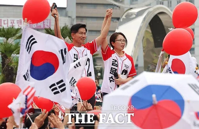 김문수 국민의힘 대선 후보가 2일 오후 대구 동구 동대구역 광장에서 열린 집중유세에서 딸 김동주 씨와 지지를 호소하고 있다. /뉴시스