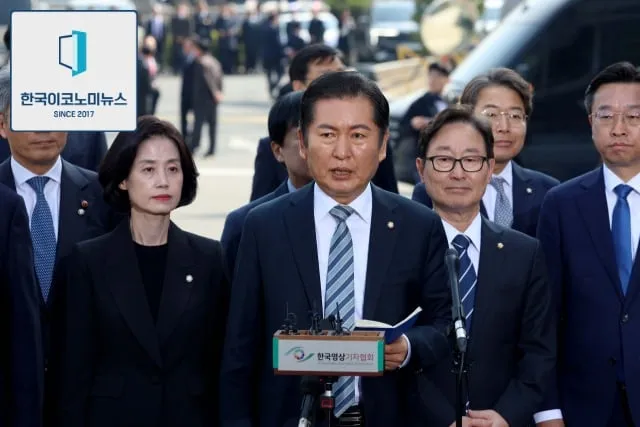 윤석열 대통령 탄핵심판 선고일인 4일 서울 종로구 헌법재판소에서 국회 탄핵소추위원장인 정청래 법제사법위원장이 심판정으로 들어서기 앞서 발언하고 있다. 연합뉴스