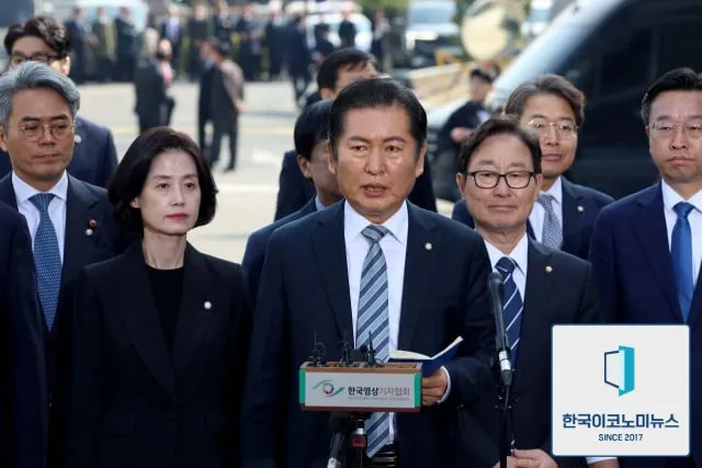 윤석열 대통령 탄핵심판 선고일인 4일 서울 종로구 헌법재판소에서 국회 탄핵소추위원장인 정청래 법제사법위원장이 심판정으로 들어서기 앞서 발언하고 있다. 연합뉴스